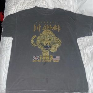 URBAN OUTFITTERS GRAPHIC TEE